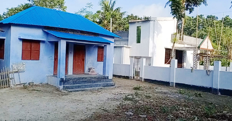 নিজের ভাই ভাতিজাদের সরকারী ঘর দিয়ে বেকায়